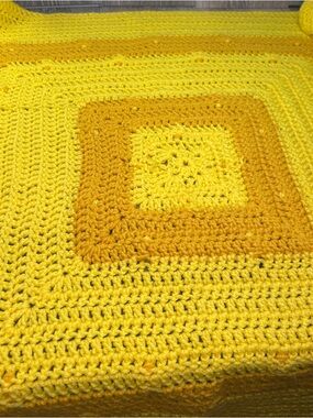 ☀️ Handmade Crochet Baby Blanket - Yellow & Gold Sunburst Afghan 42"